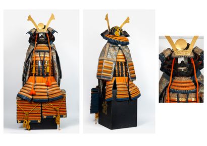 JAPON, XXème siècle Armure décorative de samouraï en métal noirci, tissu et passementerie,...