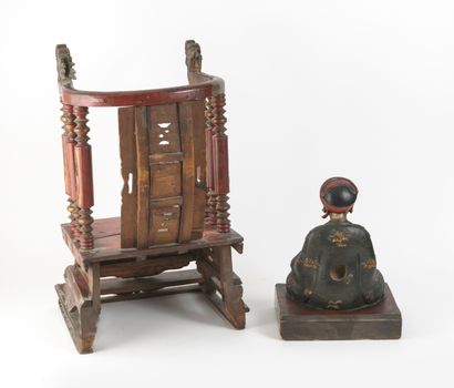 CHINE, début du XXème siècle Femme assise au bandeau en bois sculpté et laqué polychrome...