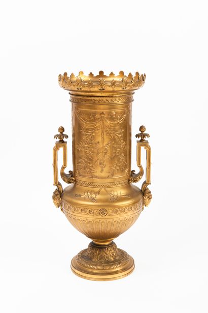 Etablissements BARBEDIENNE, Fondeur Vase cratère sur piédouche en bronze doré à décor...