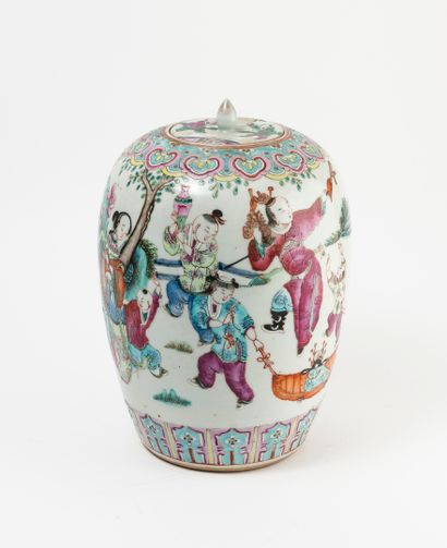 CHINE, fin du XIXème siècle White porcelain ovoid ginger pot with polychrome decoration...