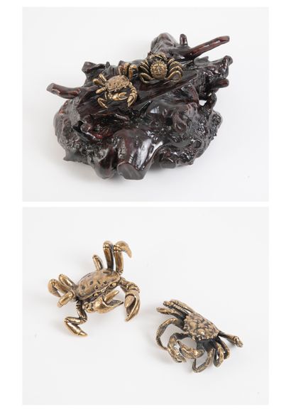 JAPON, XXème siècle Two crabs in gilt bronze. 

Dim. crabs: 6 x 5.5 cm.

With a base...