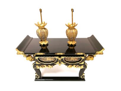 JAPON, XXème siècle Small Buddhist altar (kyozukue) in black lacquered wood and gilded,...