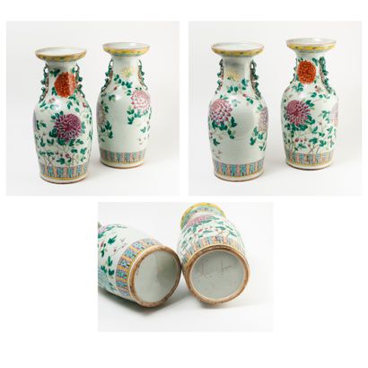 CHINE, fin du XIXème-début du XXème siècles 
Pair of porcelain baluster vases with...
