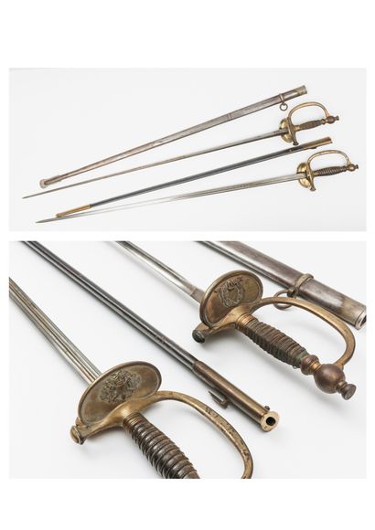 Lot comprenant : Two officer's swords, uniformed, one of them from Polytechnique.

Gilt...