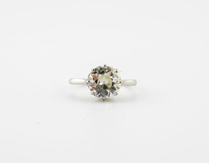 null Solitaire ring in platinum (850) set with a brilliant cut diamond.

Approximate...