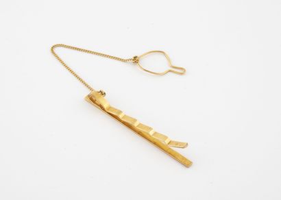 Tie clip in yellow gold (750) with chain....