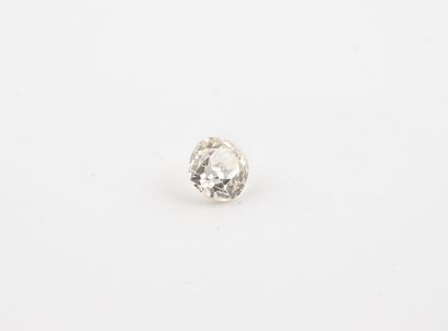 null Antique cushion cut diamond on paper.

Weight : 0.61 carat. 

Scratches.