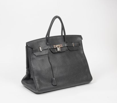 HERMES, Paris, 
Birkin bag in black bull calfskin. 



Large model 40cm. Lining in...