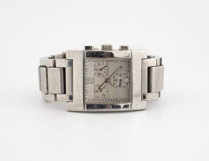 GUCCI Men's wrist watch in steel. 

Square case. 

Dial with silvered background,...