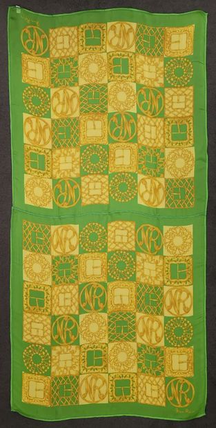 NINA RICCI Paris Foulard en soie sur fond vert à motifs jaunes et orangés.

Signé.

80...