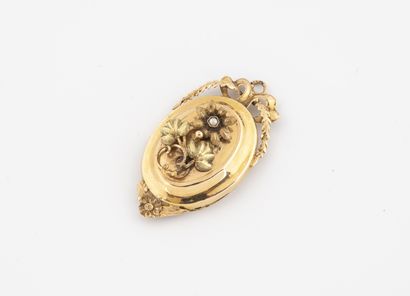 null Yellow gold (750) pendant with a flower motif centered on a pearl seed. 
Gross...