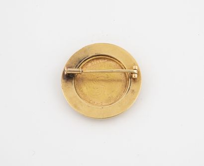 null Round brooch in yellow gold (750) holding a 20 francs gold coin, IIIrd Republic,...