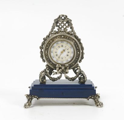 TRAVAIL ÉTRANGER White and gilt silver (800) clock decorated with garlands and a...
