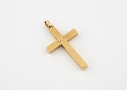 null Pendentif croix en or jaune (750) gravé "21 mai 1959". 

Poids : 6,7 g. - Dim....