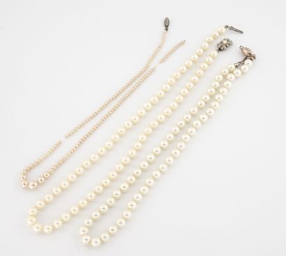 Lot de trois colliers de perles blanches...