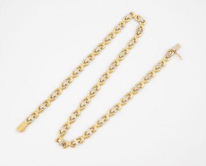 null Collier en ors jaune et gris (750) à maillons en U. 

Fermoir cliquet avec huit...