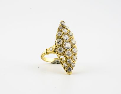 null Bague marquise en or jaune (750) ornée de diamants de taille brillant en serti...