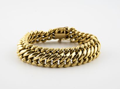 null Bracelet in yellow gold (750) with american link. 

Ratchet clasp with eight...