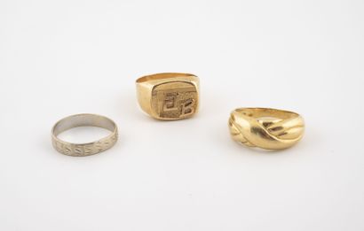 Lot of three rings in yellow or white gold...
