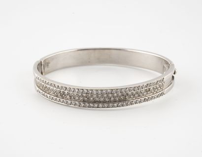 Bracelet jonc ouvrant en or gris (750) ornée...