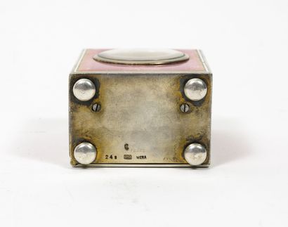 SUISSE Pendulette en argent (935 / min. 800) blanc et doré à panneaux en émail rose...