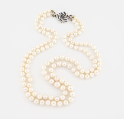 null Necklace of white cultured pearls in fall. 

Clasp in white gold (585) in the...