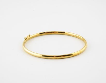 Bracelet jonc en or jaune (750) creux et...