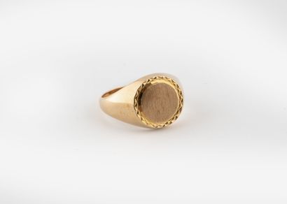 Yellow gold (750) signet ring centered on...