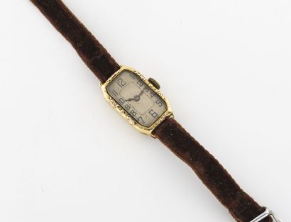 null Montre bracelet de dame. 

Boîtier rectangulaire à pans coupés en or jaune (750)....