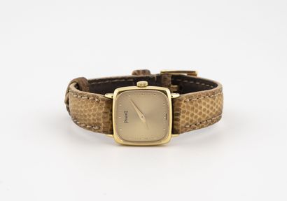 PIAGET Montre bracelet de dame. 

Boîtier carré à angles arrondis en or jaune (750)

Cadran...