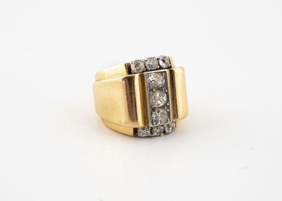 null Yellow gold (750) and platinum (850) signet ring in the form of stylized, confronted...