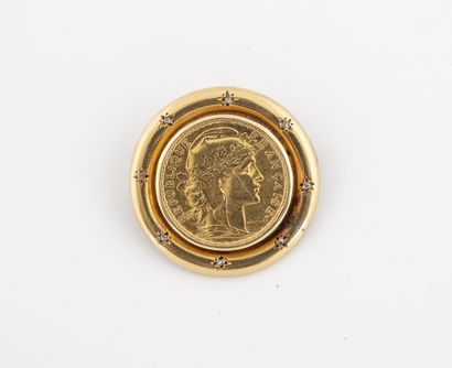 null Broche ronde en or jaune (750) retenant une pièce de 20 francs or, IIIème république,...