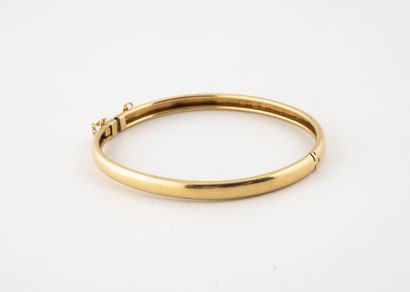 null Bracelet in yellow gold (750). 

Ratchet clasp with safety chain.

Weight :...