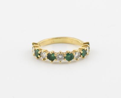  American half wedding ring in yellow gold (750) set with brilliant-cut diamonds...