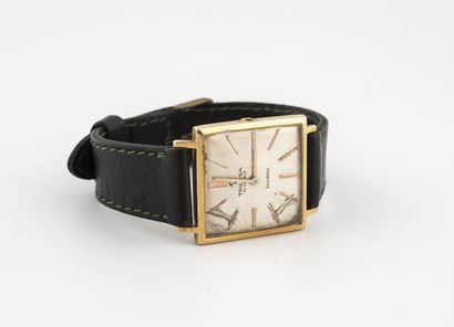 TRESSA Men's wristwatch. 
Square case in yellow gold (750) 
Dial with silvered background,...