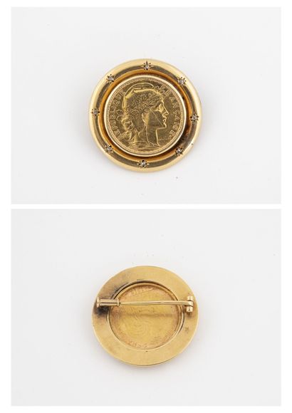 null Round brooch in yellow gold (750) holding a 20 francs gold coin, IIIrd Republic,...