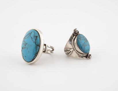 LOT COMPRENANT - Silver ring (800) centered on an oval turquoise. 

Gross weight:...