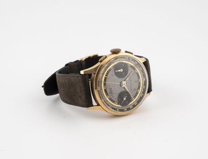 TIXOR Montre chronographe bracelet d'homme. 
Boîtier rond en or jaune (750). 
Cadran...