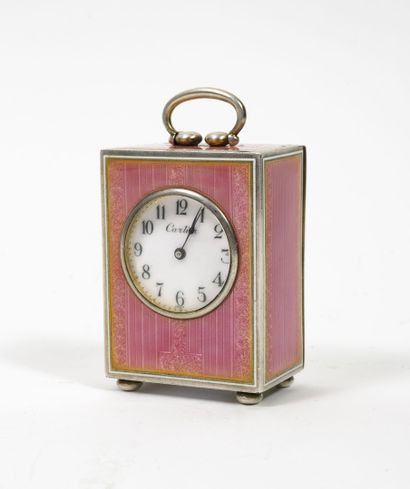 SUISSE Pendulette en argent (935 / min. 800) blanc et doré à panneaux en émail rose...