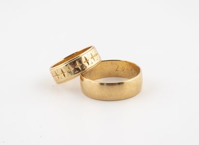 null 
Lot of two wedding rings in yellow gold (750), one of them chased with a cross....