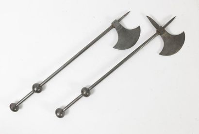 Armes Indo-Persannes, XXème siècle - Talwar.
Sabre à lame courbe en acier aux tranchant...