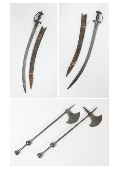 Armes Indo-Persannes, XXème siècle - Talwar.
Sabre à lame courbe en acier aux tranchant...