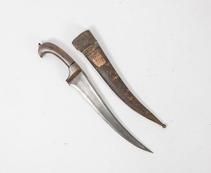 Dague Indo-Persanne, début du XXème siècle Peshkab.
Prise en laiton gravé ou uni,...