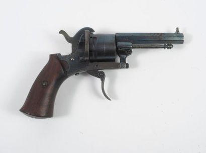 THE GUARDIAN Revolver à broche à six coups. 
Carcasse bleuie.
Calibre 12 mm.
Crosse...