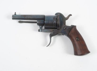 THE GUARDIAN Revolver à broche à six coups. 
Carcasse bleuie.
Calibre 12 mm.
Crosse...