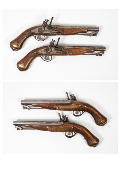 XXème SIECLE Deux pistolets d'officier, réglementaires, anglais (reproductions)....