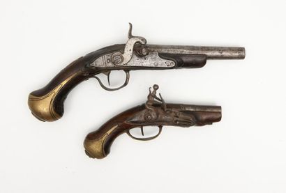 FRANCE, seconde moitié du XVIIIème siècle Deux pistolets :
- un petit.
Platine à...