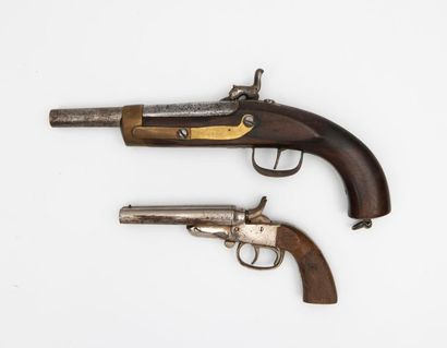 Seconde moitié du XIXème siècle Deux pistolets :
- un à percussion.
Platine à corp...