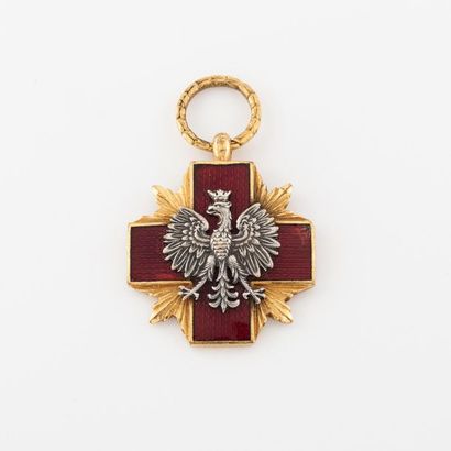 POLOGNE Croix rouge. 
Insigne honorifique de 1er degrés, modèle de 1928, en métal...