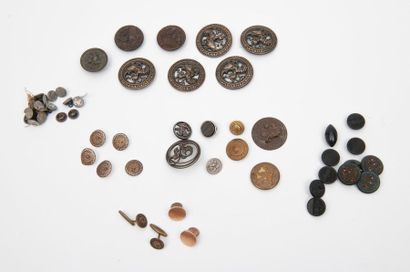 null Lot of civil buttons in stamped metal, wood or resin:
- 5 with a heraldic lion...